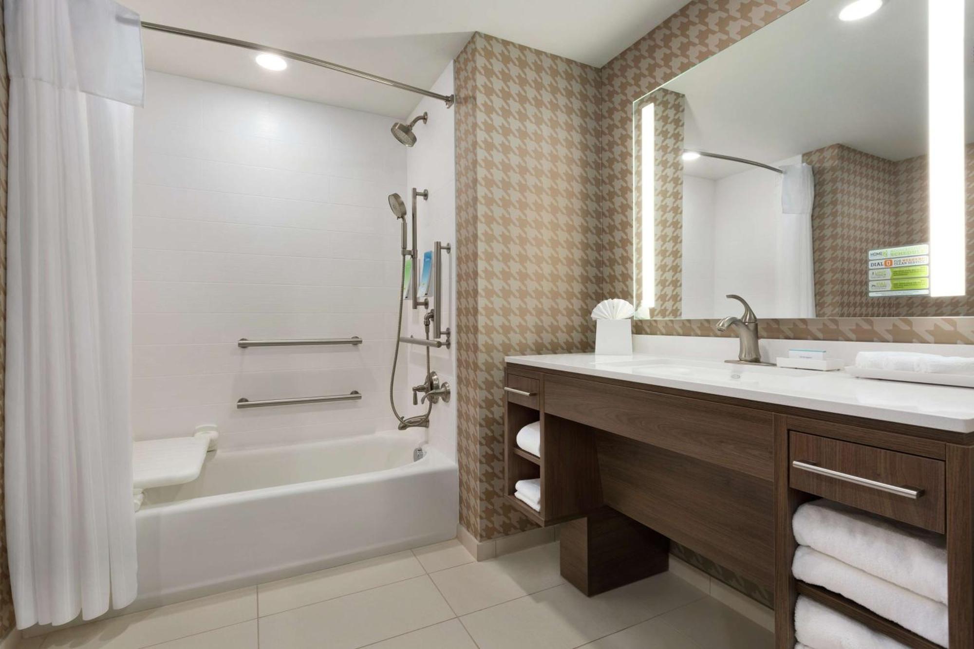 Hotel Home2 By Hilton Airport